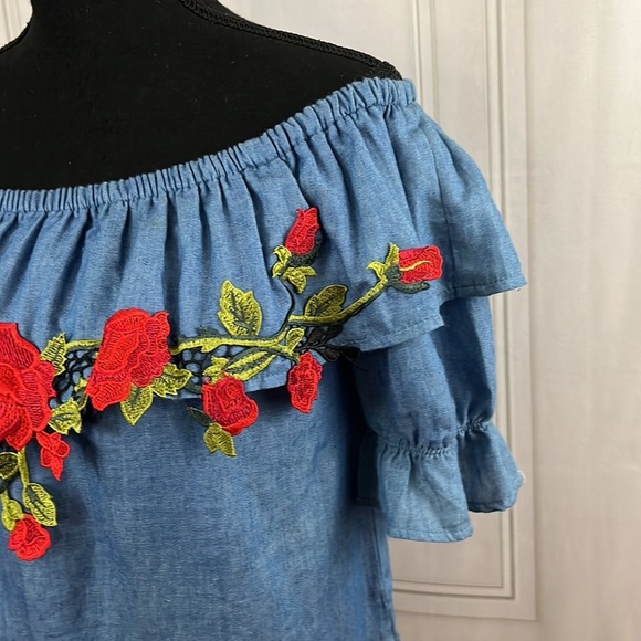 Embroidered ruffle top 🖤 - Picture 5 of 13